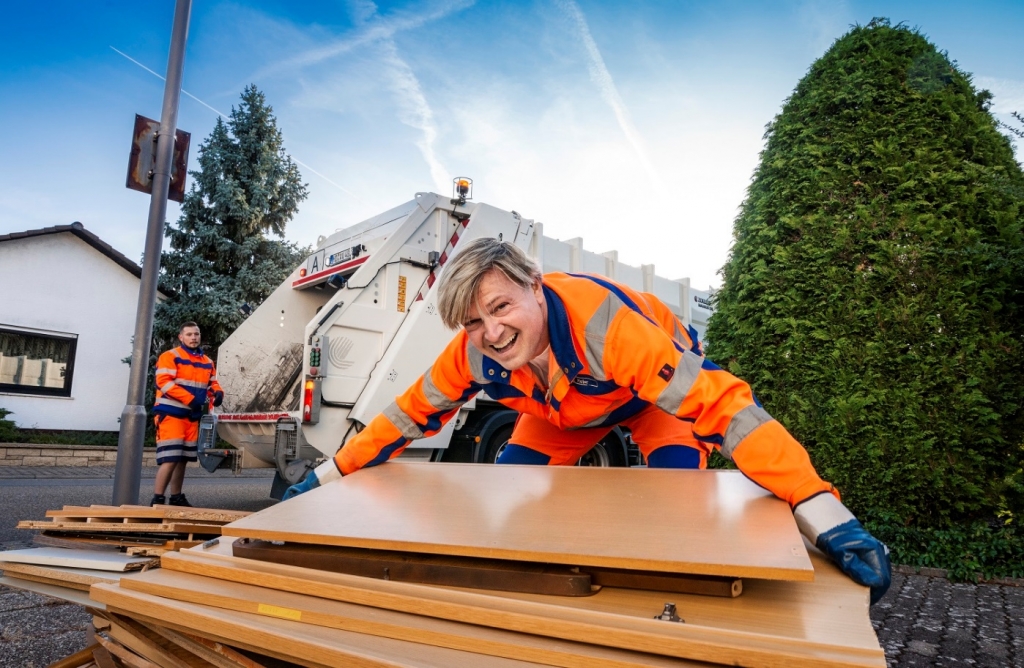 Nach vorheriger Anmeldung werden Sperrmüll/Altholz, Elektrogeräte/Metallschrott, Alttextilien/Schuhe und Grünschnitt direkt vor dem Grundstück abgeholt. Foto: AVR kommunal Nach vorheriger Anmeldung werden Sperrmüll/Altholz, Elektrogeräte/Metallschrott, Alttextilien/Schuhe und Grünschnitt direkt vor dem Grundstück abgeholt. Foto: AVR kommunal