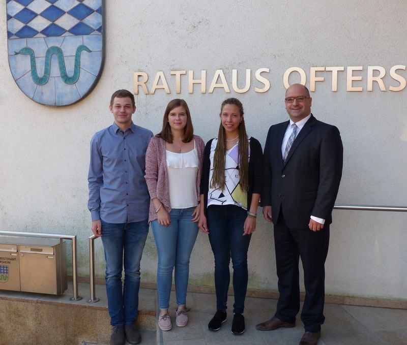 Azubis L. Vogelbacher, F.Lochmatter, L.Scholl, Bürgermeister J. Geiß Azubis L. Vogelbacher, F.Lochmatter, L.Scholl, Bürgermeister J. Geiß