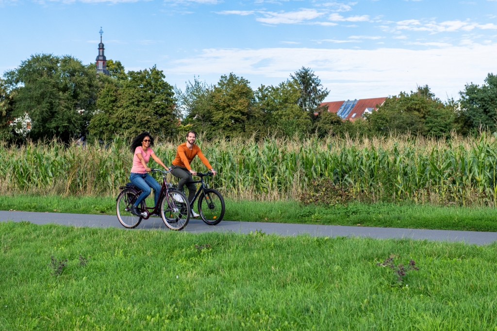 STADTRADELN, zwei Menschen radeln durchs Grüne. (c)Klima-Bündnis Felix Krammer STADTRADELN, zwei Menschen radeln durchs Grüne. (c)Klima-Bündnis Felix Krammer