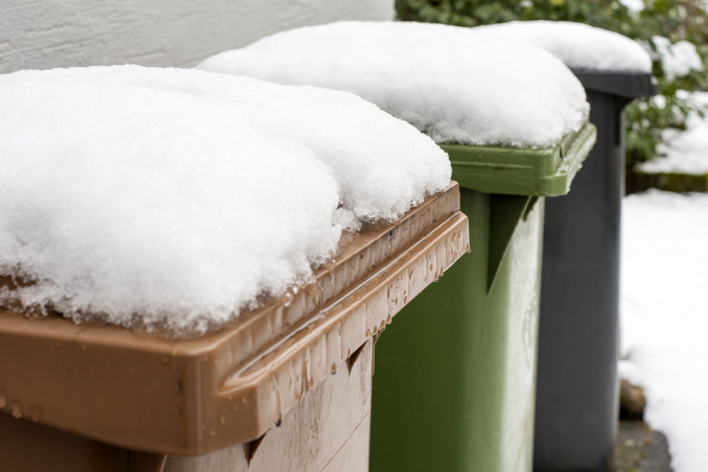 Mülltonnen mit Schneehauben. Foto AVR Mülltonnen mit Schneehauben. Foto AVR