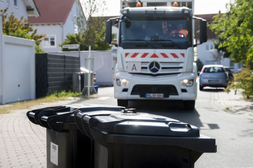 Müllauto vor Mülltonnen, Foto: AVR Kommunal AöR Müllauto vor Mülltonnen, Foto: AVR Kommunal AöR