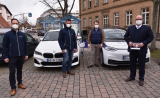 Erste öffentliche Ladestation für E-Autos in Oftersheim. Auf dem Foto von links nach rechts: Andreas Stampfer und Markus Feil (beide Netze BW), Guido Hillengaß (Gemeindeverwaltung), Bürgermeister Jens Geiß Erste öffentliche Ladestation für E-Autos in Oftersheim. Auf dem Foto von links nach rechts: Andreas Stampfer und Markus Feil (beide Netze BW), Guido Hillengaß (Gemeindeverwaltung), Bürgermeister Jens Geiß