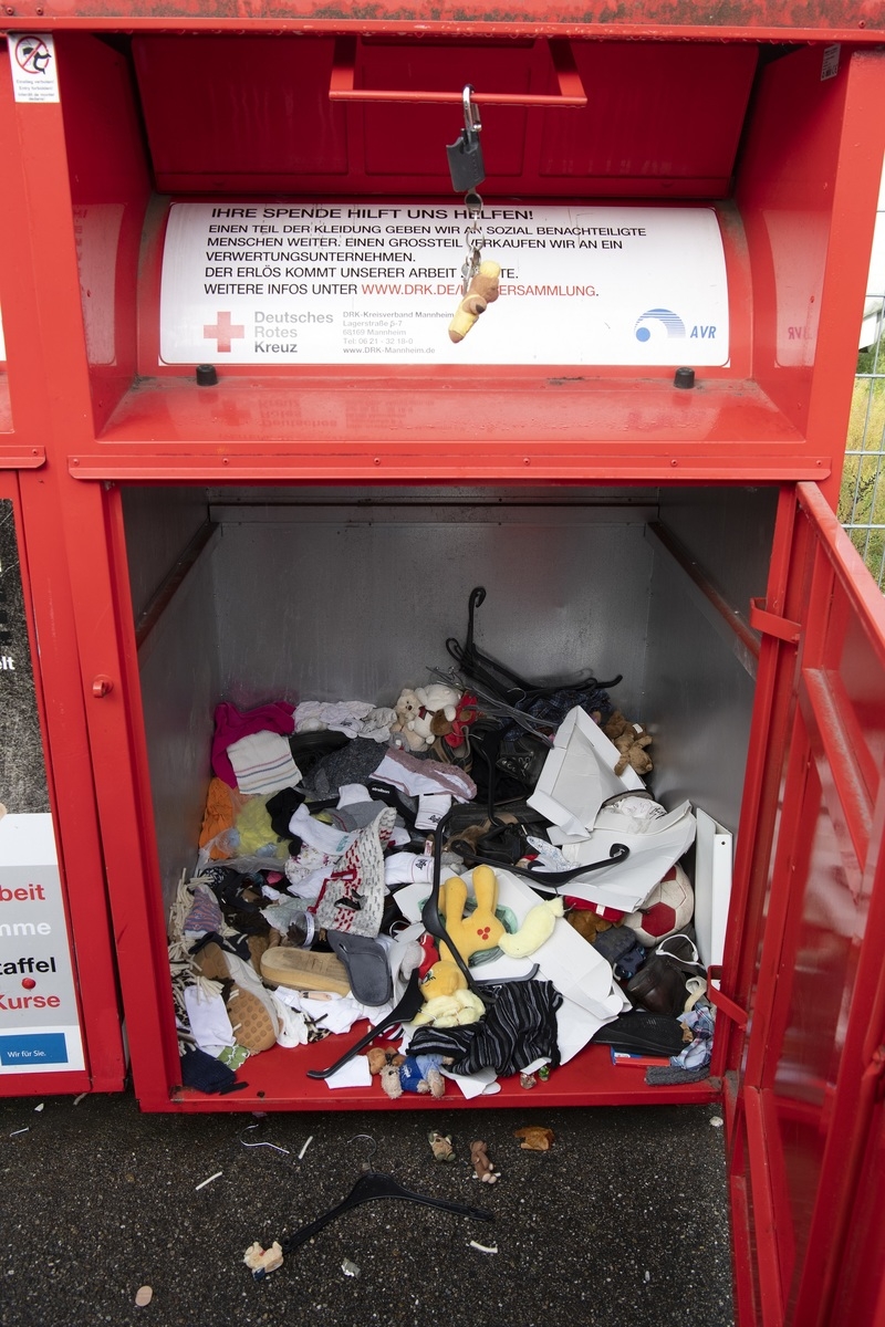 Altkleidercontainer mit Müll gefüllt und nicht mit Altkleidern. Foto: AVR Altkleidercontainer mit Müll gefüllt und nicht mit Altkleidern. Foto: AVR