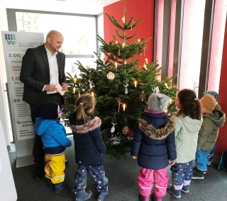 Weihnachtsbaumschmücken: Kinder der Albert-Schweitzer-Kita dekorieren den Tannenbaum am Rathauseingang und Bürgermeister Pascal Seidel schaut zu. Weihnachtsbaumschmücken: Kinder der Albert-Schweitzer-Kita dekorieren den Tannenbaum am Rathauseingang und Bürgermeister Pascal Seidel schaut zu.