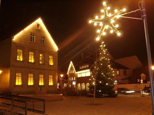 Altes Schulhaus mit Weihnachtsbeleuchtung Altes Schulhaus mit Weihnachtsbeleuchtung