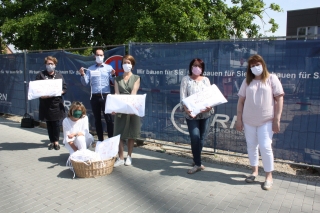 Ein erfreuliches Highlight inmitten der Corona-Krise: Übergabe der Stoffmasken vor der GRN-Klinik Schwetzingen (v.l.n.r.): Petra van Doorn, Nadja Albert-Neubert, Christoph Tröscher, Katharina Elbs, Bettina Möltgen und Heike Schottek. (Foto: GRN) Ein erfreuliches Highlight inmitten der Corona-Krise: Übergabe der Stoffmasken vor der GRN-Klinik Schwetzingen (v.l.n.r.): Petra van Doorn, Nadja Albert-Neubert, Christoph Tröscher, Katharina Elbs, Bettina Möltgen und Heike Schottek. (Foto: GRN)