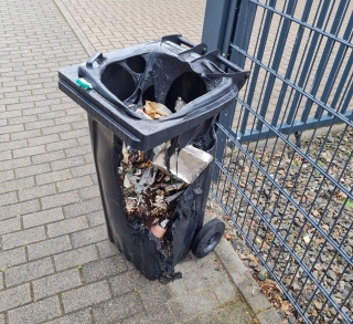 Diese komplett verschmorte Restmülltonne stand sogar schon zur Abholung bereit – und das bedeutete Lebensgefahr für Müllwerker, Anwohner und Passanten! Ursache war augenscheinlich, und wie so oft, heiße Asche vom letzten Grillabend. Foto: AVR Diese komplett verschmorte Restmülltonne stand sogar schon zur Abholung bereit – und das bedeutete Lebensgefahr für Müllwerker, Anwohner und Passanten! Ursache war augenscheinlich, und wie so oft, heiße Asche vom letzten Grillabend. Foto: AVR