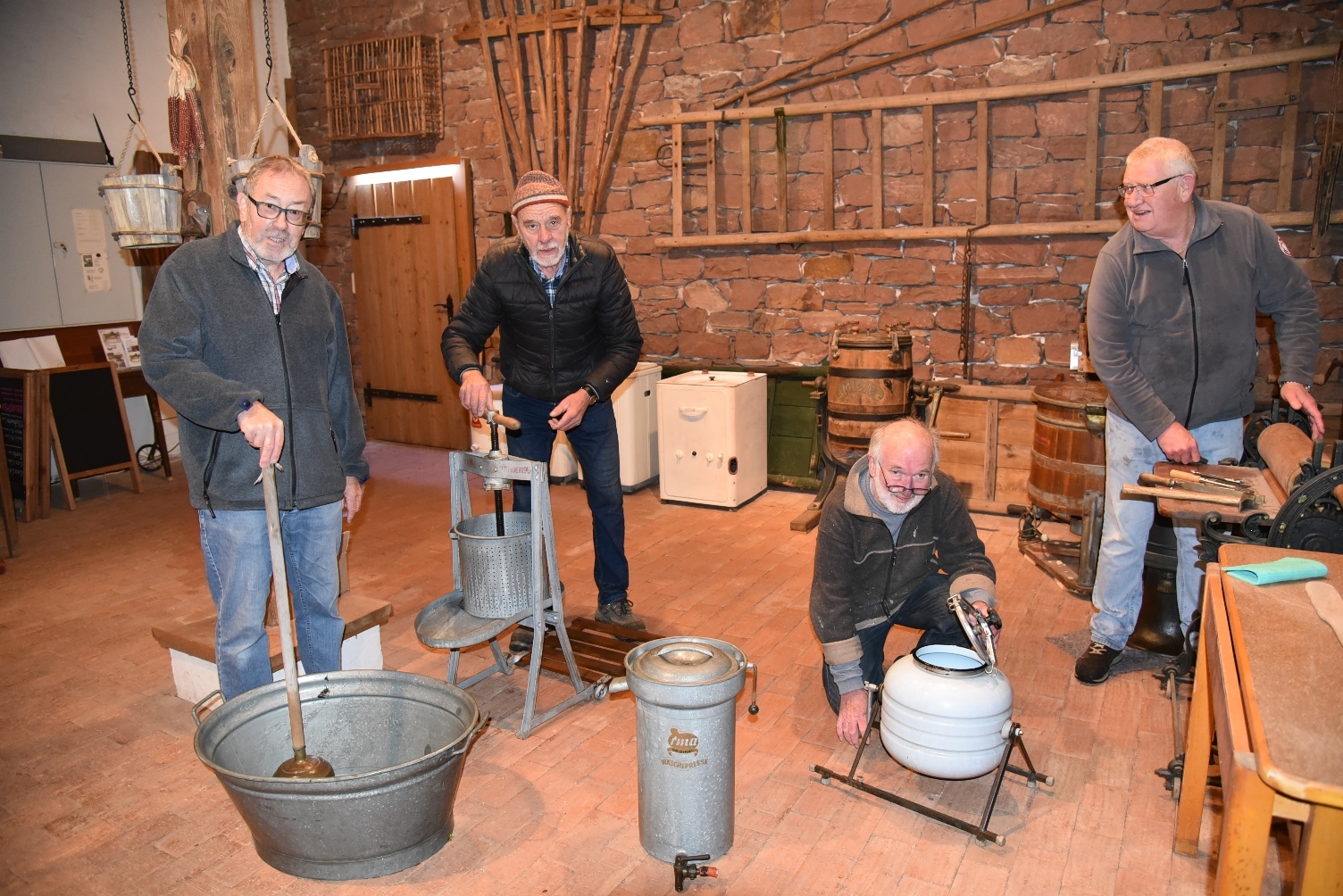 vlnr Karl Hahn, Helmut Spieß, Bruno Nickel, Klaus Ebbesmeier vom Arbeitskreis Museum des Heimat- und Kulturkreises Oftersheim