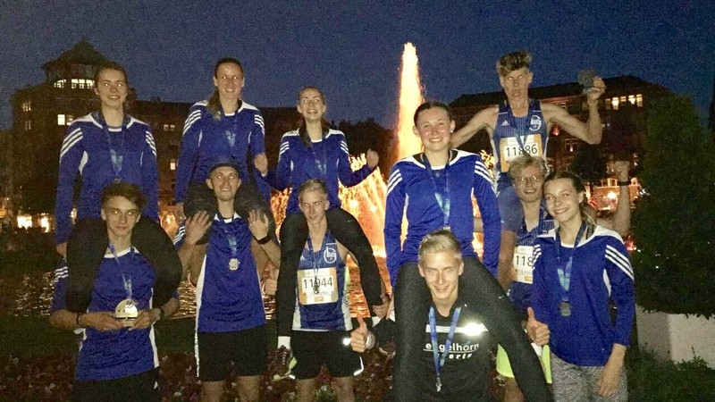 20170608 Glückliche Läufer nach Ende des Dämmermarathons.jpg 20170608 Glückliche Läufer nach Ende des Dämmermarathons.jpg