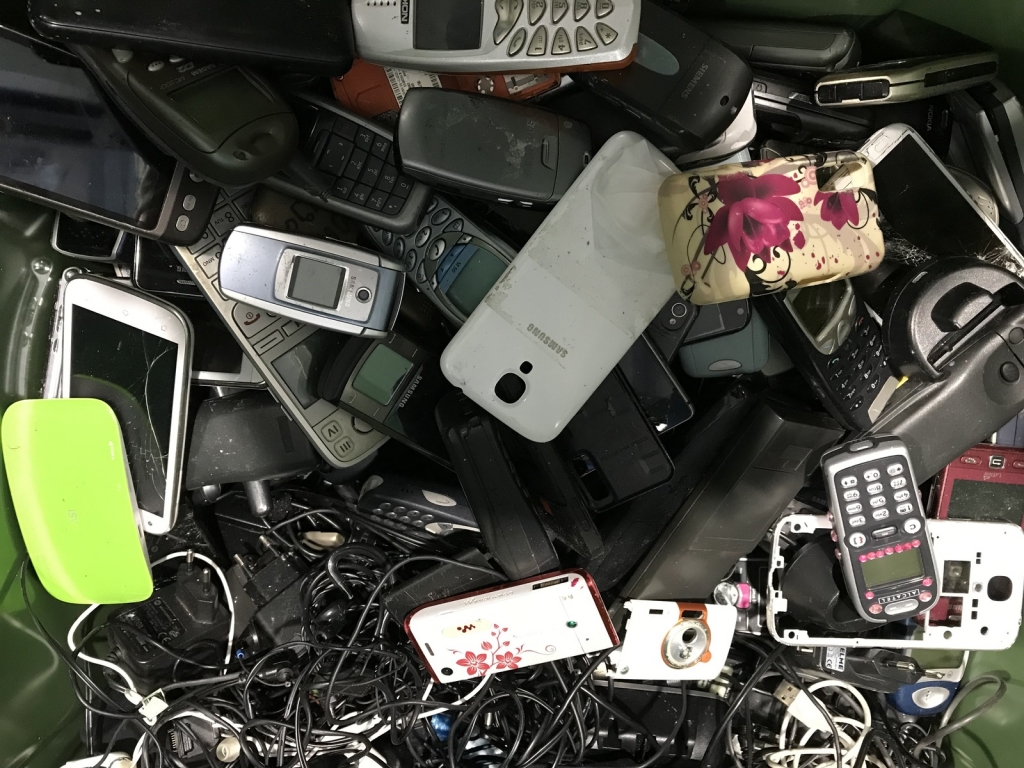 Die AVR Kommunal hat ausrangierte Handys gesammelt - die Aktion sei ein voller Erfolg gewesen. Foto: AVR Die AVR Kommunal hat ausrangierte Handys gesammelt - die Aktion sei ein voller Erfolg gewesen. Foto: AVR
