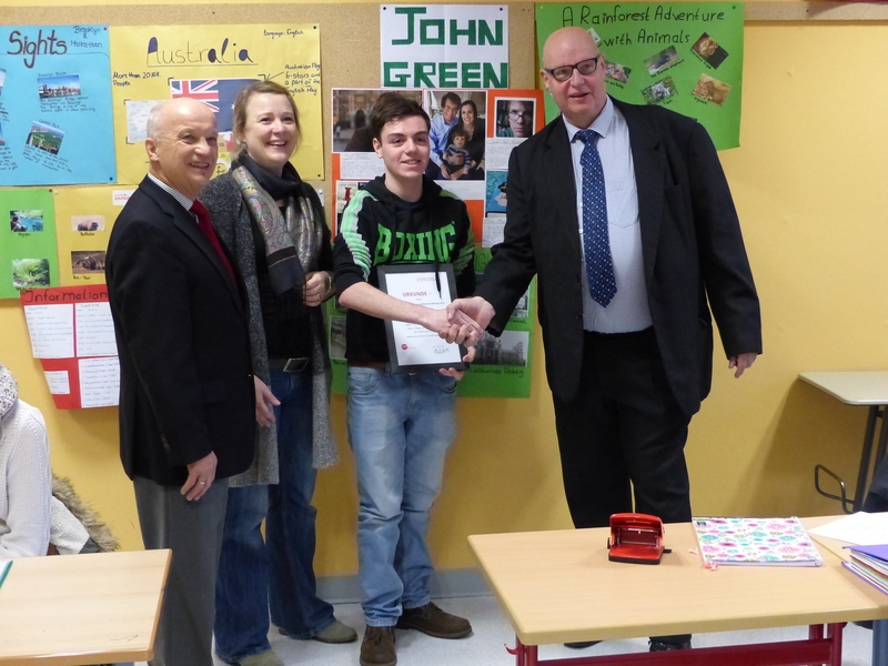 vlnr Roland Seidel, Christina Beuther, Klassensprecher Giuseppe Gaglione, Hans-Georg Lambertz vlnr Roland Seidel, Christina Beuther, Klassensprecher Giuseppe Gaglione, Hans-Georg Lambertz