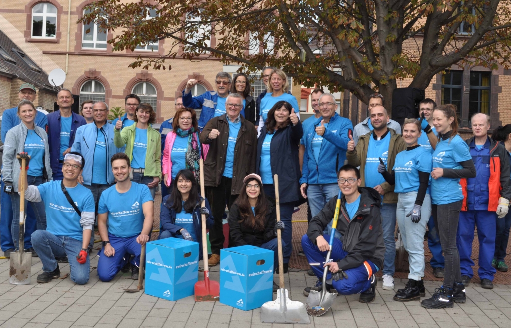 Freiwilligentag 2022, Beispielbild mit Helfer*innen aus Ludwigshafen Gräfenauschule (Krauch et al). Bildquelle: Metropolregion Rhein-Neckar Freiwilligentag 2022, Beispielbild mit Helfer*innen aus Ludwigshafen Gräfenauschule (Krauch et al). Bildquelle: Metropolregion Rhein-Neckar