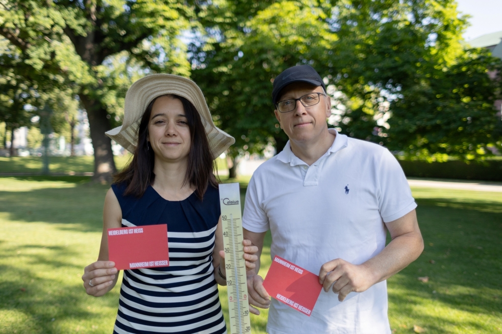 Wo ist der Sommer im Rhein-Neckar-Raum am heißesten? Machen Sie bei unserer gemeinsamen Aktion mit! Marianne Crevon, Klimaagentur Mannheim und Dr. Klaus Keßler, KiBA. Bildnachweis: Klimaagentur Mannheim Wo ist der Sommer im Rhein-Neckar-Raum am heißesten? Machen Sie bei unserer gemeinsamen Aktion mit! Marianne Crevon, Klimaagentur Mannheim und Dr. Klaus Keßler, KiBA. Bildnachweis: Klimaagentur Mannheim