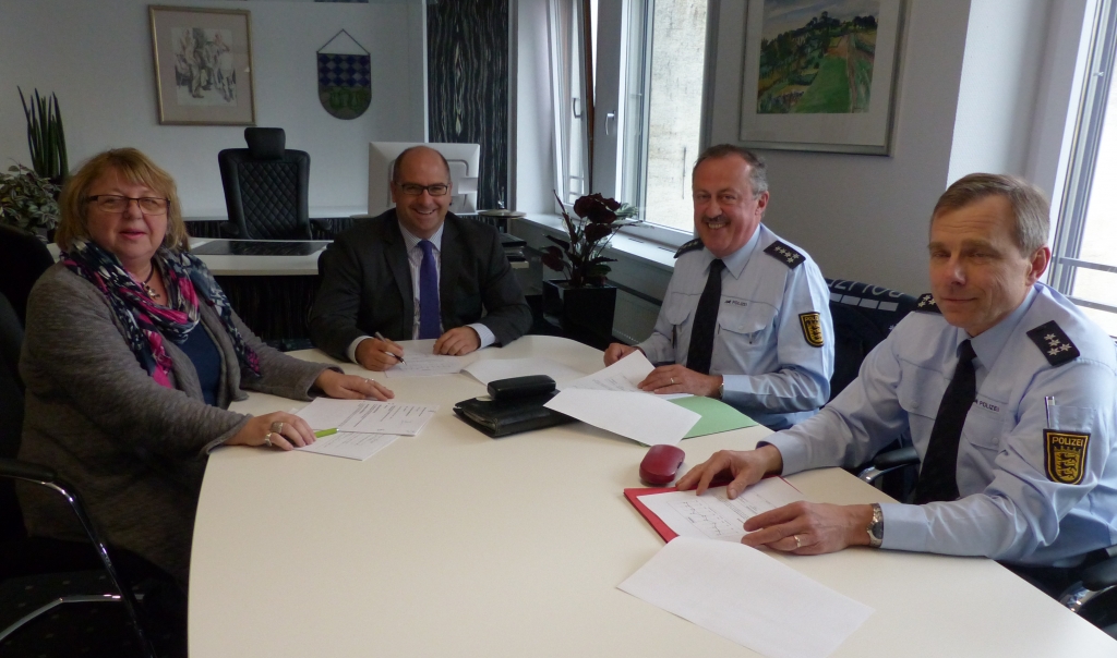 Polizeistatistik/vlnr: Christa Wirtz, Bürgermeister Jens Geiß, Hubert Böllinger, Burghard Lück Polizeistatistik/vlnr: Christa Wirtz, Bürgermeister Jens Geiß, Hubert Böllinger, Burghard Lück