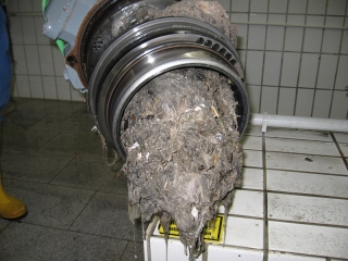Verzopfung in einer der Pumpen der Kläranlage Wiesloch (Foto: Abwasser- und Hochwasserschutzverband Wiesloch) Verzopfung in einer der Pumpen der Kläranlage Wiesloch (Foto: Abwasser- und Hochwasserschutzverband Wiesloch)