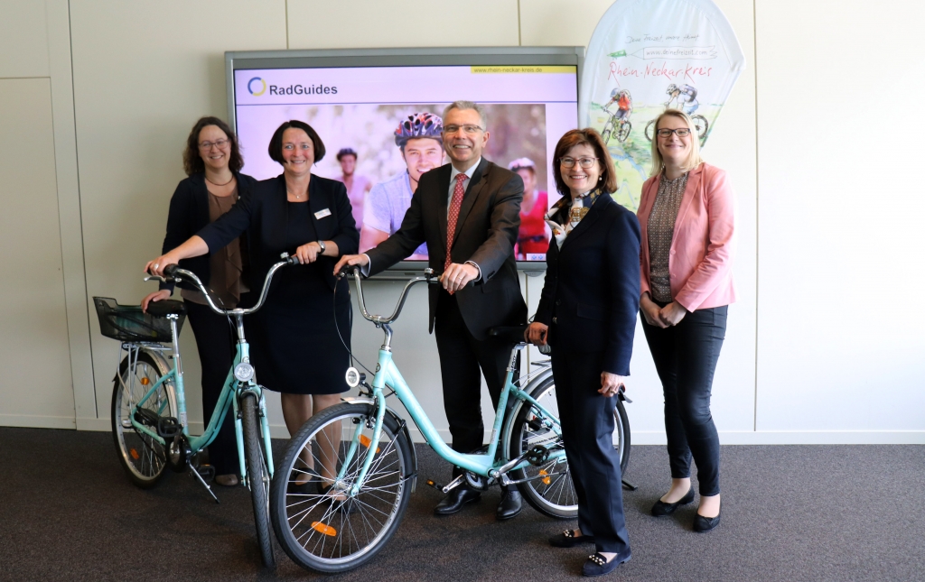 Klimaschutzmanagerin Sandra Frorath-Koster, Tourismusbeauftragte Beate Otto und Landrat Stefan Dallinger mit den Projektpartnerinnen Dr. Karin Blessing (BANU) und Kathleen Lumma (ADFC).jpg Klimaschutzmanagerin Sandra Frorath-Koster, Tourismusbeauftragte Beate Otto und Landrat Stefan Dallinger mit den Projektpartnerinnen Dr. Karin Blessing (BANU) und Kathleen Lumma (ADFC).jpg