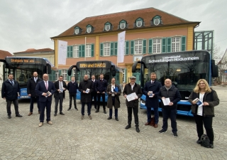 Aufgabenträger und Verkehrsunternehmen ziehen erste Bilanz im Linienbündel Schwetzingen-Hockenheim. Aufgabenträger und Verkehrsunternehmen ziehen erste Bilanz im Linienbündel Schwetzingen-Hockenheim. V.l.n.r. Karlheinz Nuissl, Leiter der Niederlassung Heidelberg/Neckarelz BRN Busverkehr Rhein-Neckar GmbH, Mischa Sydow, Geschäftsführer SWEG Bus Schwetzingen GmbH, Bürgermeister Jens Geiß aus Oftersheim, Bürgermeister Raoul Schmidt-Lamontain, Dezernent für Klimaschutz, Umwelt und Mobilität, Stadt Heidelberg, 6.v.l. Dr. Michael Winnes, Geschäftsbereichsleiter und Justitiar bei der Verkehrsverbund Rhein-Neckar GmbH, 5.v.r. Christian Engel, Fachbereich Bauen und Wohnen, Stadt Hockenheim, 4.v.r. Oberbürgermeister Dr. René Pöltl, Stadt Schwetzingen, 3.v.r. Dr. Christopher Leo, Dezernent für Umwelt und Technik, Rhein-Neckar-Kreis, 2.v.r. Gerhard Walldecker stellv. Bürgermeister Plankstadt, 1.v.r. Bürgermeisterin Patricia Rebmann, Eppelheim Aufgabenträger und Verkehrsunternehmen ziehen erste Bilanz im Linienbündel Schwetzingen-Hockenheim. Aufgabenträger und Verkehrsunternehmen ziehen erste Bilanz im Linienbündel Schwetzingen-Hockenheim. V.l.n.r. Karlheinz Nuissl, Leiter der Niederlassung Heidelberg/Neckarelz BRN Busverkehr Rhein-Neckar GmbH, Mischa Sydow, Geschäftsführer SWEG Bus Schwetzingen GmbH, Bürgermeister Jens Geiß aus Oftersheim, Bürgermeister Raoul Schmidt-Lamontain, Dezernent für Klimaschutz, Umwelt und Mobilität, Stadt Heidelberg, 6.v.l. Dr. Michael Winnes, Geschäftsbereichsleiter und Justitiar bei der Verkehrsverbund Rhein-Neckar GmbH, 5.v.r. Christian Engel, Fachbereich Bauen und Wohnen, Stadt Hockenheim, 4.v.r. Oberbürgermeister Dr. René Pöltl, Stadt Schwetzingen, 3.v.r. Dr. Christopher Leo, Dezernent für Umwelt und Technik, Rhein-Neckar-Kreis, 2.v.r. Gerhard Walldecker stellv. Bürgermeister Plankstadt, 1.v.r. Bürgermeisterin Patricia Rebmann, Eppelheim
