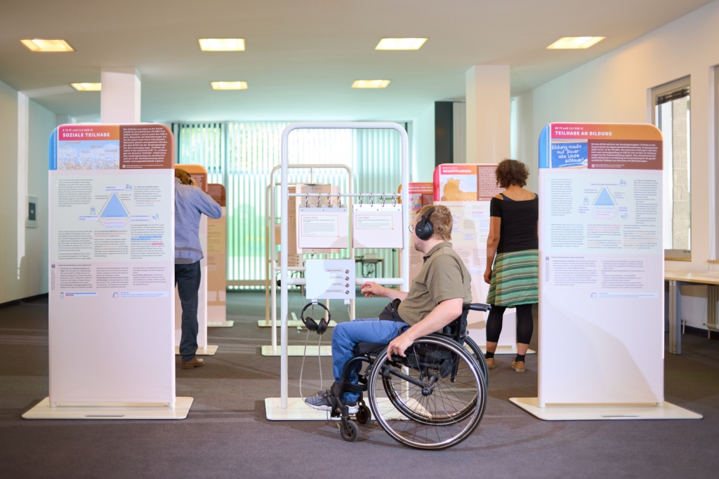 Bildunterschrift (Quelle: Chris Marxen): Das Bundesteilhabegesetz zum Anfassen und Anhören: BTHG-Ausstellung ist vom 28. Oktober 2022 bis 9. November 2022 im Foyer des Landratsamts Rhein-Neckar-Kreis in Heidelberg während der Öffnungszeiten zu sehen. Bildunterschrift (Quelle: Chris Marxen): Das Bundesteilhabegesetz zum Anfassen und Anhören: BTHG-Ausstellung ist vom 28. Oktober 2022 bis 9. November 2022 im Foyer des Landratsamts Rhein-Neckar-Kreis in Heidelberg während der Öffnungszeiten zu sehen.
