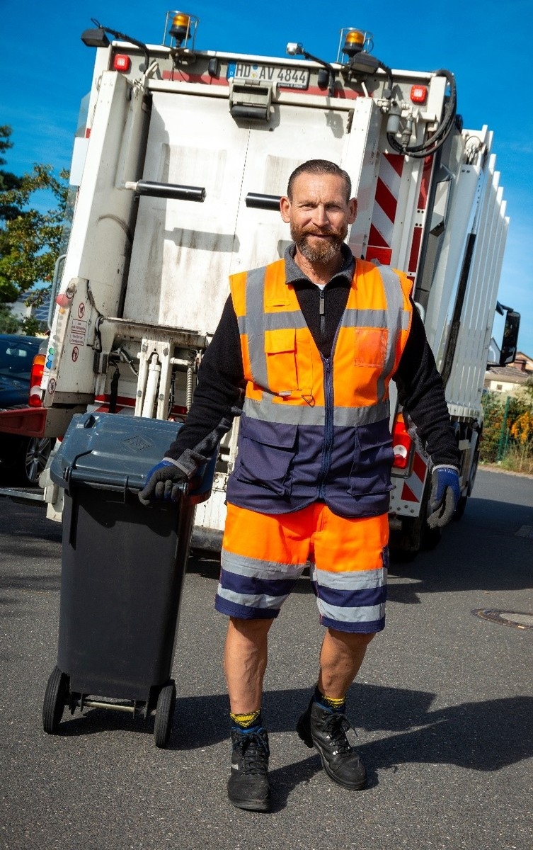 Müllwerker bei der Arbeit (Foto: AVR) Müllwerker bei der Arbeit (Foto: AVR)