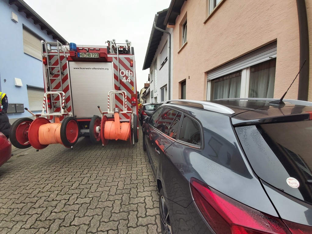Enge Straße in Oftersheim, die Feuerwehr kommt kaum durch zwischen den parkenden Autos. Enge Straße in Oftersheim, die Feuerwehr kommt kaum durch zwischen den parkenden Autos.