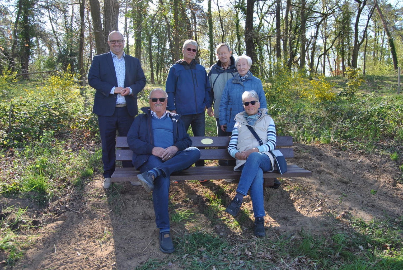 Bürgermeister Jens Geiß (l.) bedankte sich bei der Übergabe der Sitzbank bei den beiden Stiftern Christina und Walter Kruse, die sie direkt austesten. Foto: Gemeinde