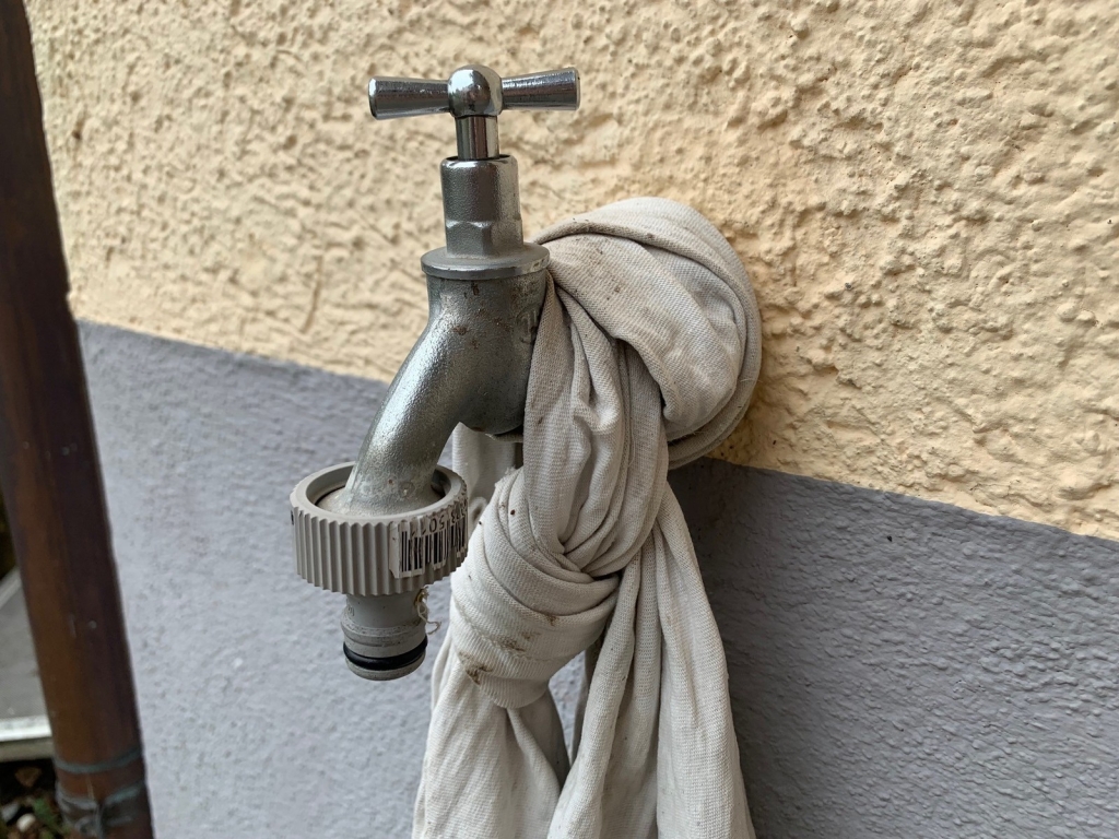 Wasserhahn an Hauswand (Symbolbild) Wasserhahn an Hauswand (Symbolbild)
