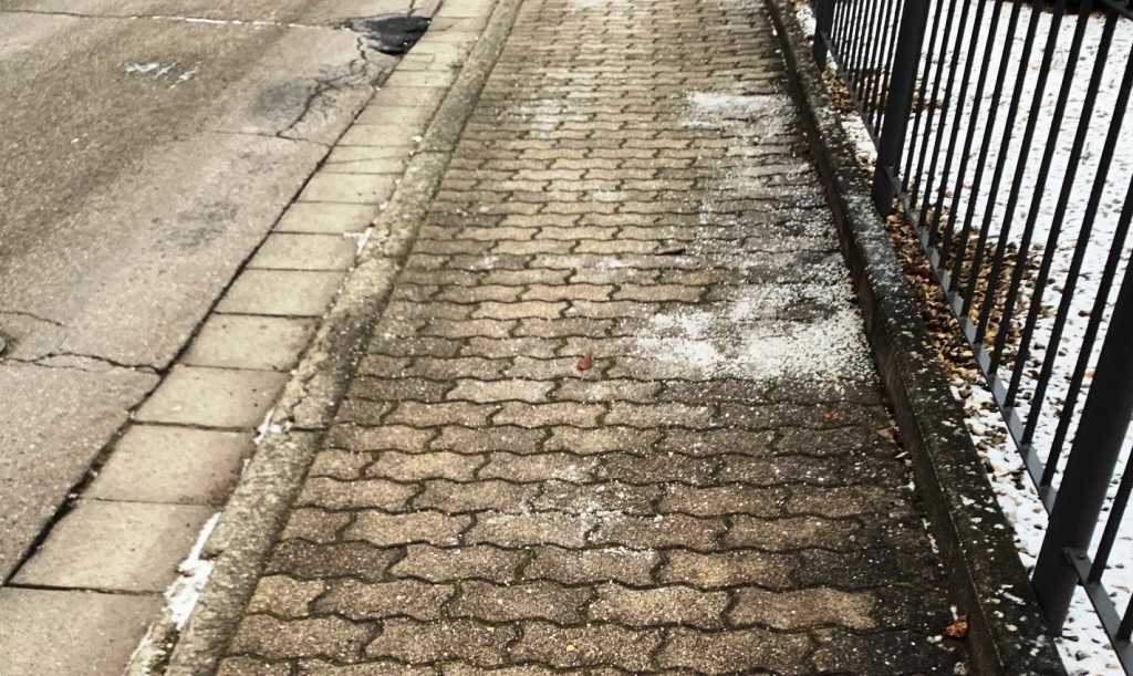 Streusalz auf dem Gehweg - in der Regel verboten, nur bei Eisregen erlaubt. Streusalz auf dem Gehweg - in der Regel verboten, nur bei Eisregen erlaubt.