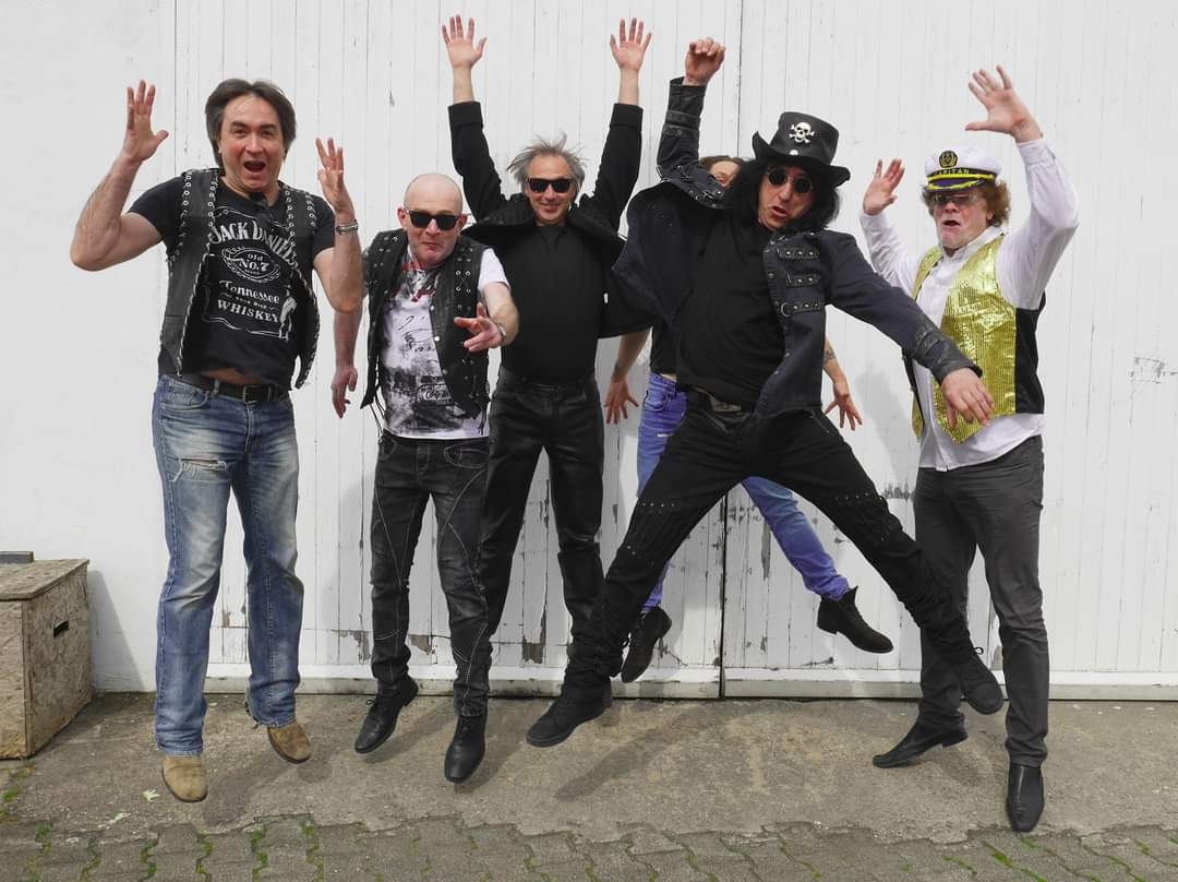 Die Band Stoned spielt bei schönem Wetter auf dem Lessingplatz.
