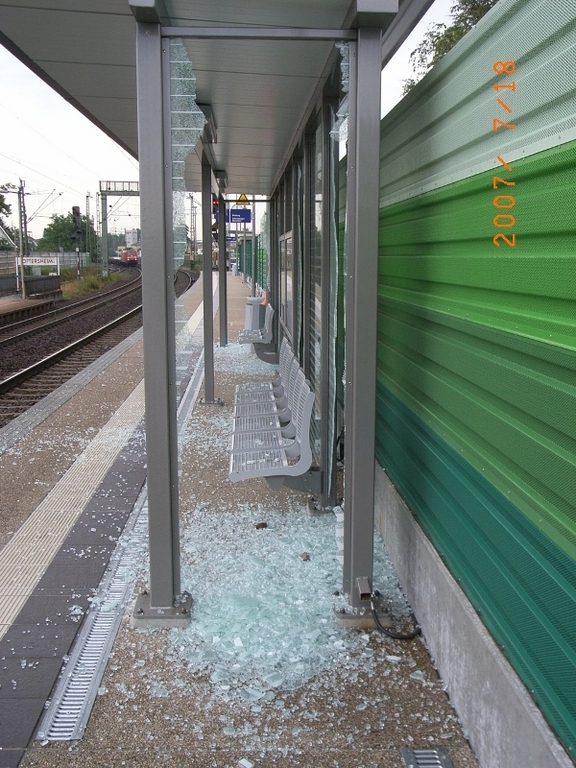 Vandale Bahnhof 2007 1 Vandale Bahnhof 2007 1