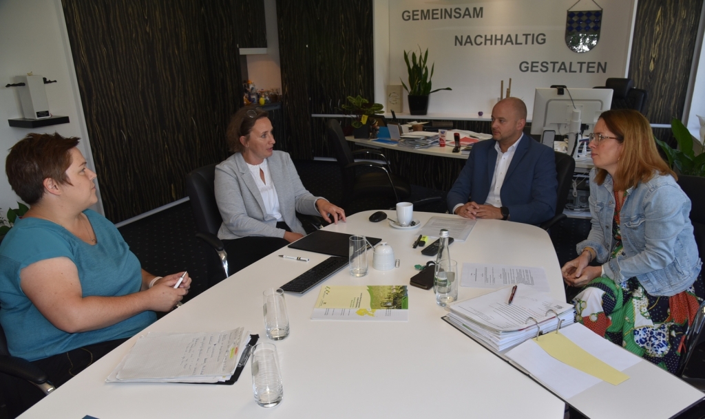 Vertreterinnen des Landschaftserhaltungsverbands im Gespräch mit Bürgermeister Pascal Seidel und der Umweltbeauftragten Katja Rösch Vertreterinnen des Landschaftserhaltungsverbands im Gespräch mit Bürgermeister Pascal Seidel und der Umweltbeauftragten Katja Rösch