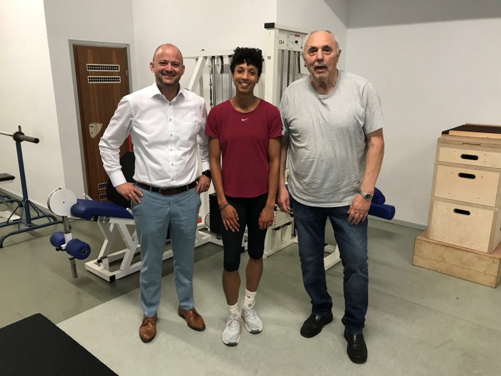 Im Kraftraum vlnr: Werner Heger, Malaika Mihambo, Bürgermeister Pascal Seidel. Im Kraftraum vlnr: Werner Heger, Malaika Mihambo, Bürgermeister Pascal Seidel.