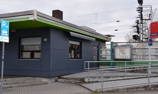 Das Bahnhofskiosk von außen. Das Bahnhofskiosk von außen.