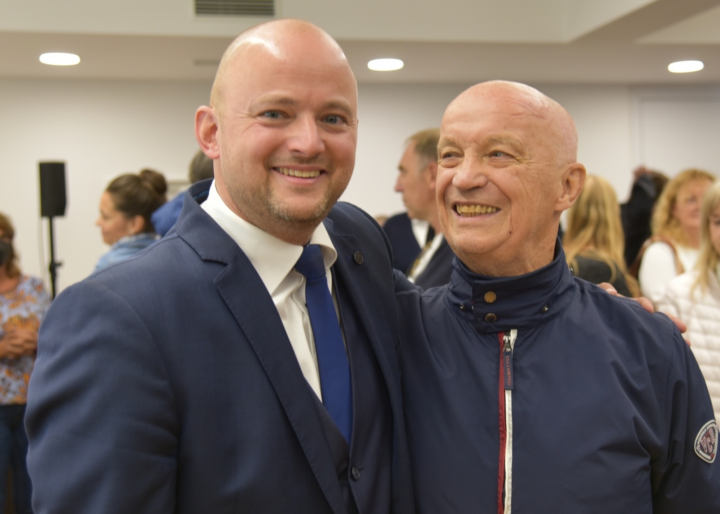 Der Ehrenbürger Roland Seidel gratuliert seinem Sohn und ist sichtlich stolz.