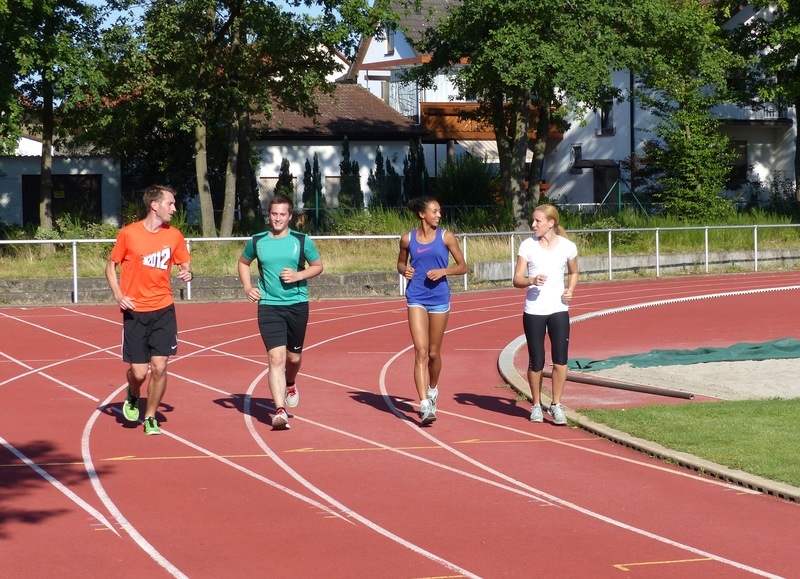 Malaika Mihambo trainiert gemeinsam mit anderen im TSV