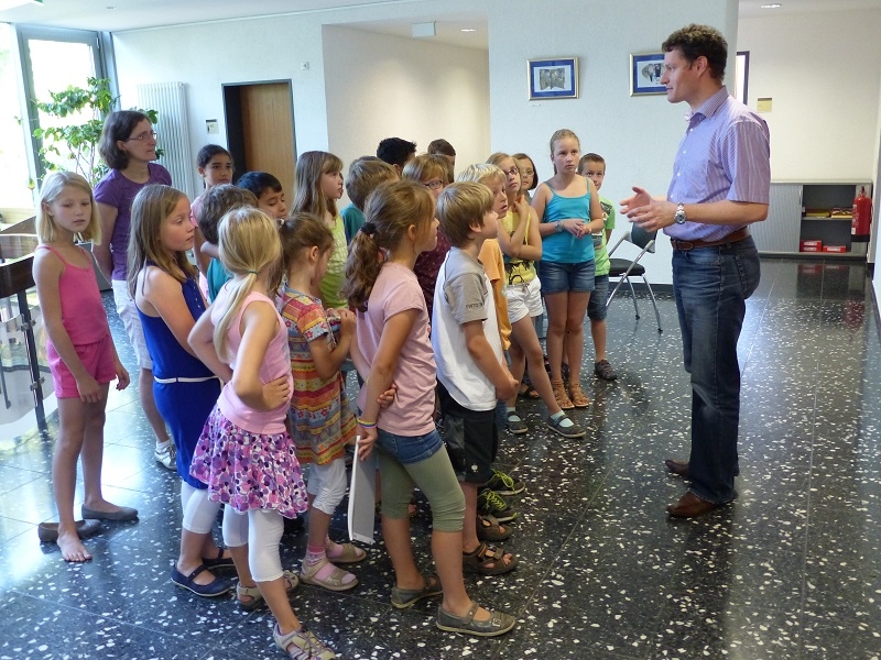 Hauptamtsleiter Jens Volpp führt die Klasse 3a mit der Lehrerin Daniela Reinbold durch das Rathaus.