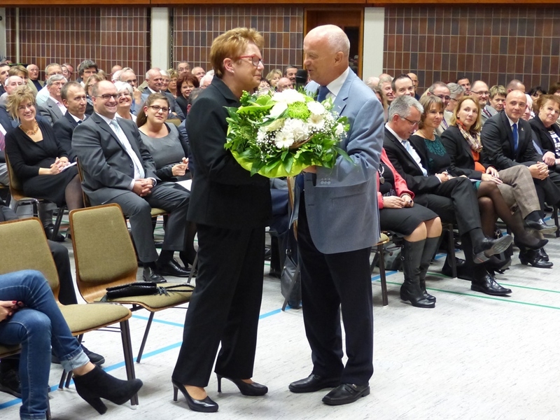 Roland Seidel bedankt sich bei Marianne Baust.
