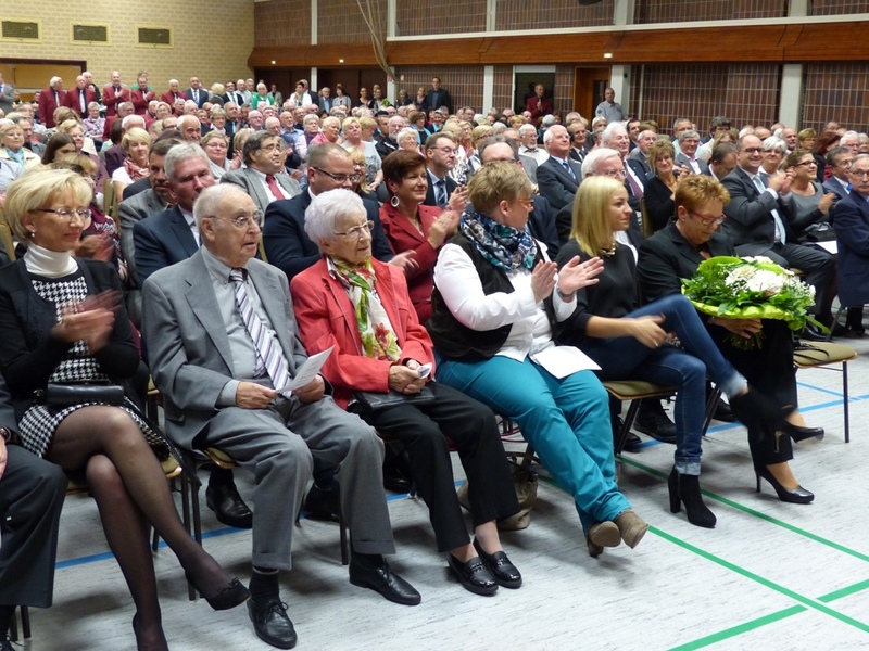 vorne rechts: Ehefrau Marianne Baust mit den Töchter Catrin Donoghue und Julia Baust