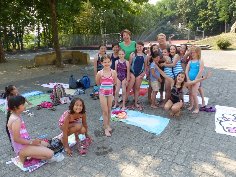 Susanne Eickmeier, Adriana Mitter mit Kindern der Sommerferienbetreuung 2015 Susanne Eickmeier, Adriana Mitter mit Kindern der Sommerferienbetreuung 2015
