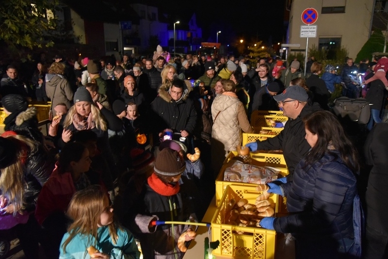 Hörnchenausgabe beim Martinsumzug