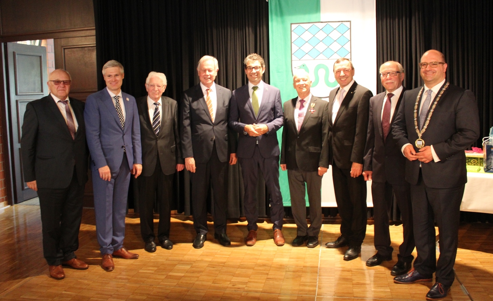 vlnr: Bürgermeister i.R. Helmut Baust, Bürgermeister Matthias Steffan, Bürgermeister i.R. Siegwald Kehder, Finanzminister i.R. Gerhard Stratthaus, Staatssekretär Dr. Andre Baumann, Roland Seidel, Oberbürgermeister i.R. Bernd Kappenstein, Michael Seidling, Bürgermeister Jens Geiß
