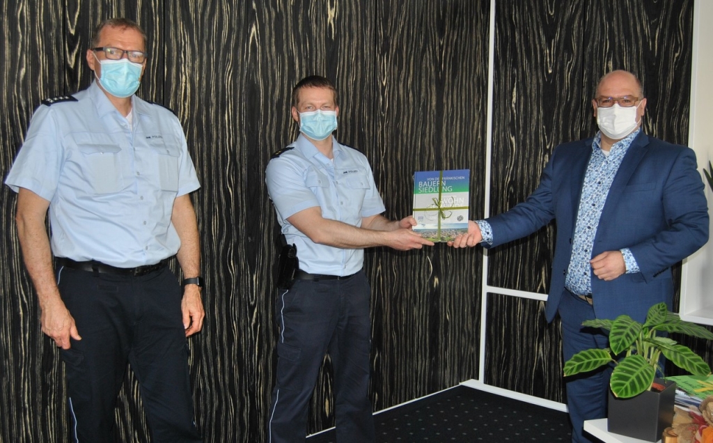 Bürgermeister Jens Geiß verabschiedet Martin Scheel, Leiter des Polizeireviers Schwetzingen. Bürgermeister Jens Geiß verabschiedet Martin Scheel, Leiter des Polizeireviers Schwetzingen.