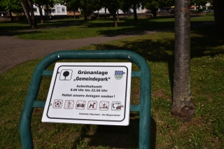 Neues Schild zu den Nutzungszeiten im Gemeindepark Neues Schild zu den Nutzungszeiten im Gemeindepark