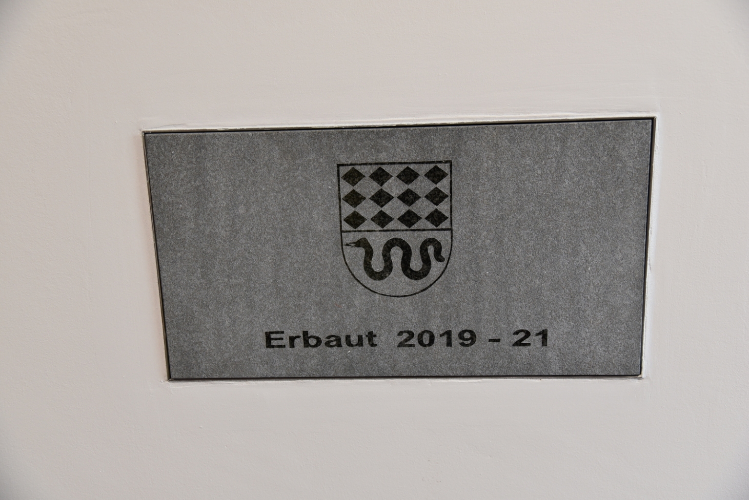 Steinplatte mit der Bauzeit 2019 bis 21 - dahinter verbirgt sich die Zeitkapsel.