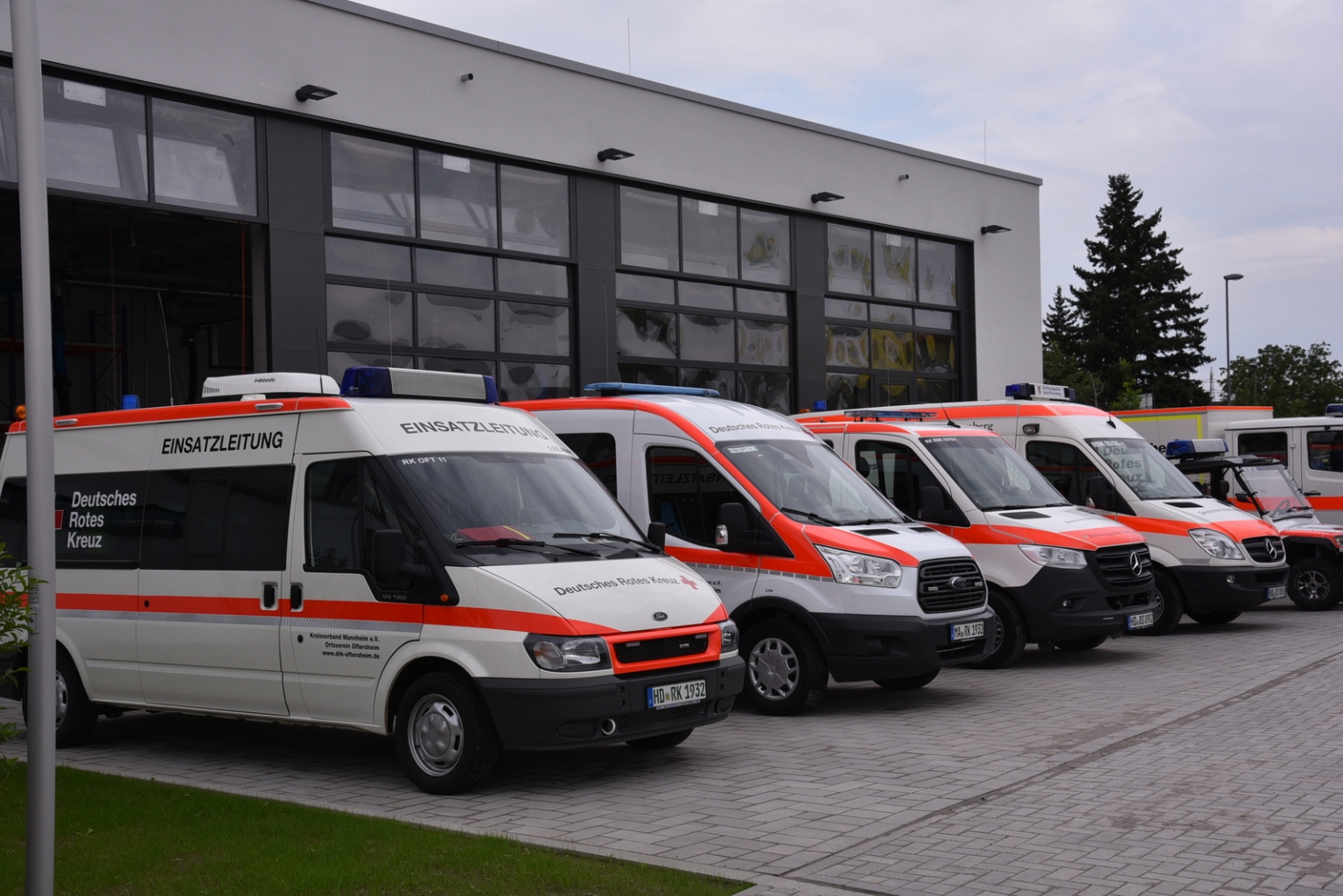 Die Rettungswägen sind eingeparkt.