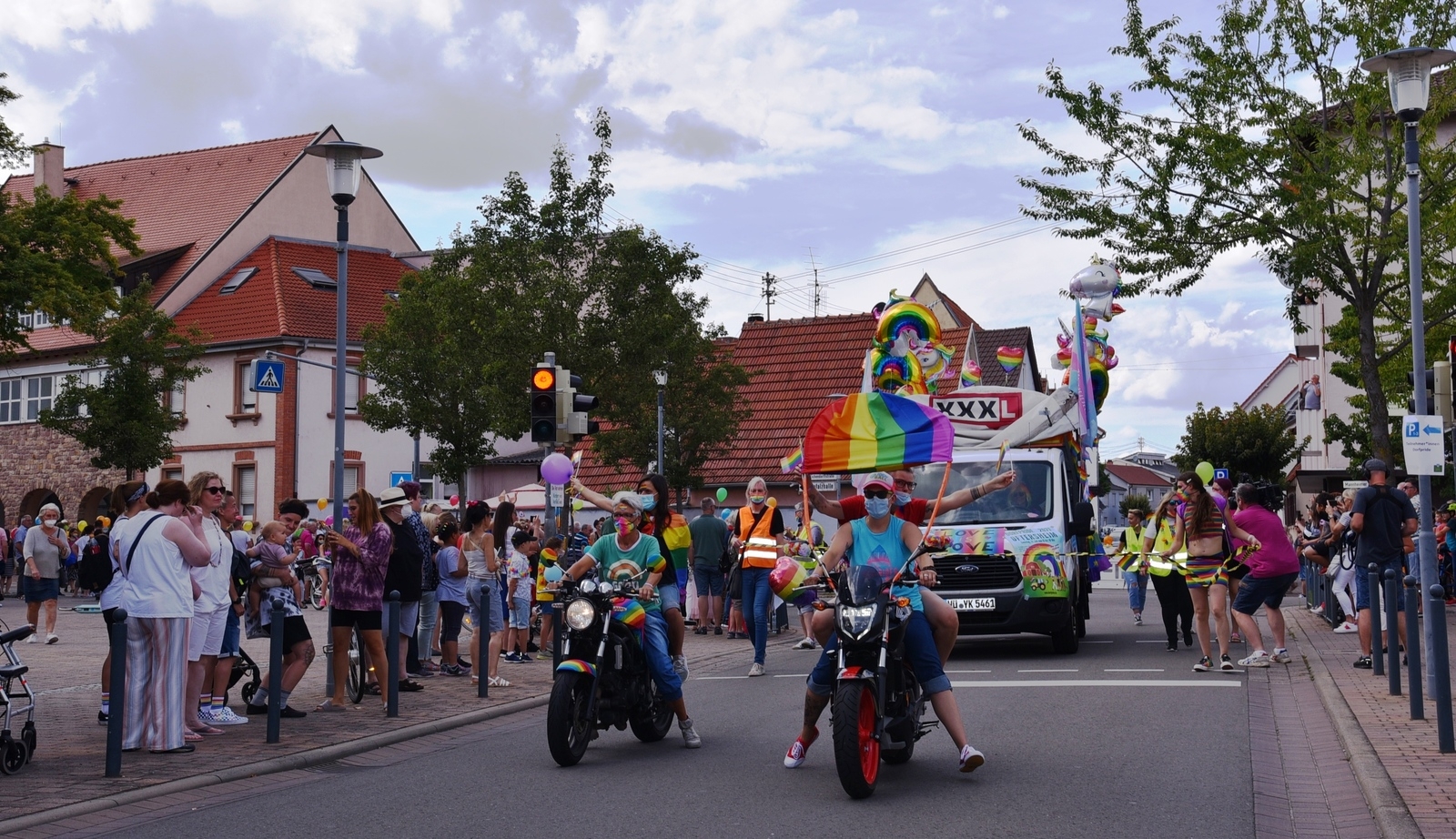 Mit Motorrädern, einem Wagen und vielen Fußgänge*innen ging die Dorfpride durch Oftersheim.