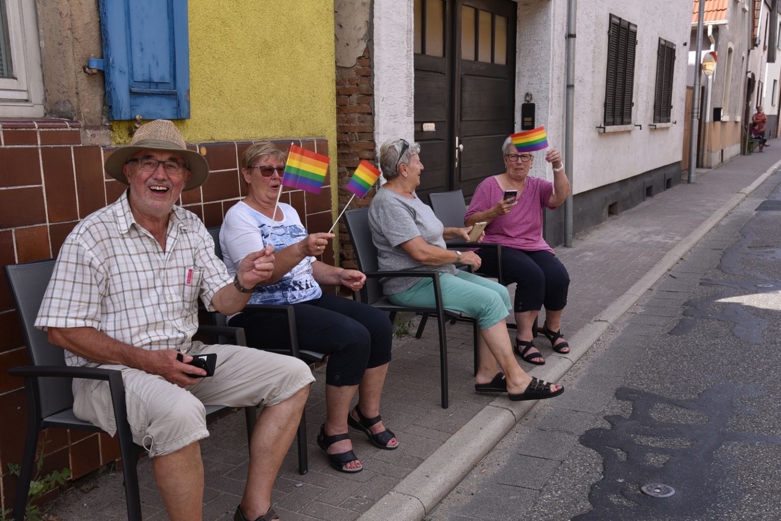 Manche Oftersheimer*innen haben sich sogar Stühle vors Haus gestellt und Regenbogenfähnchen geschwenkt.