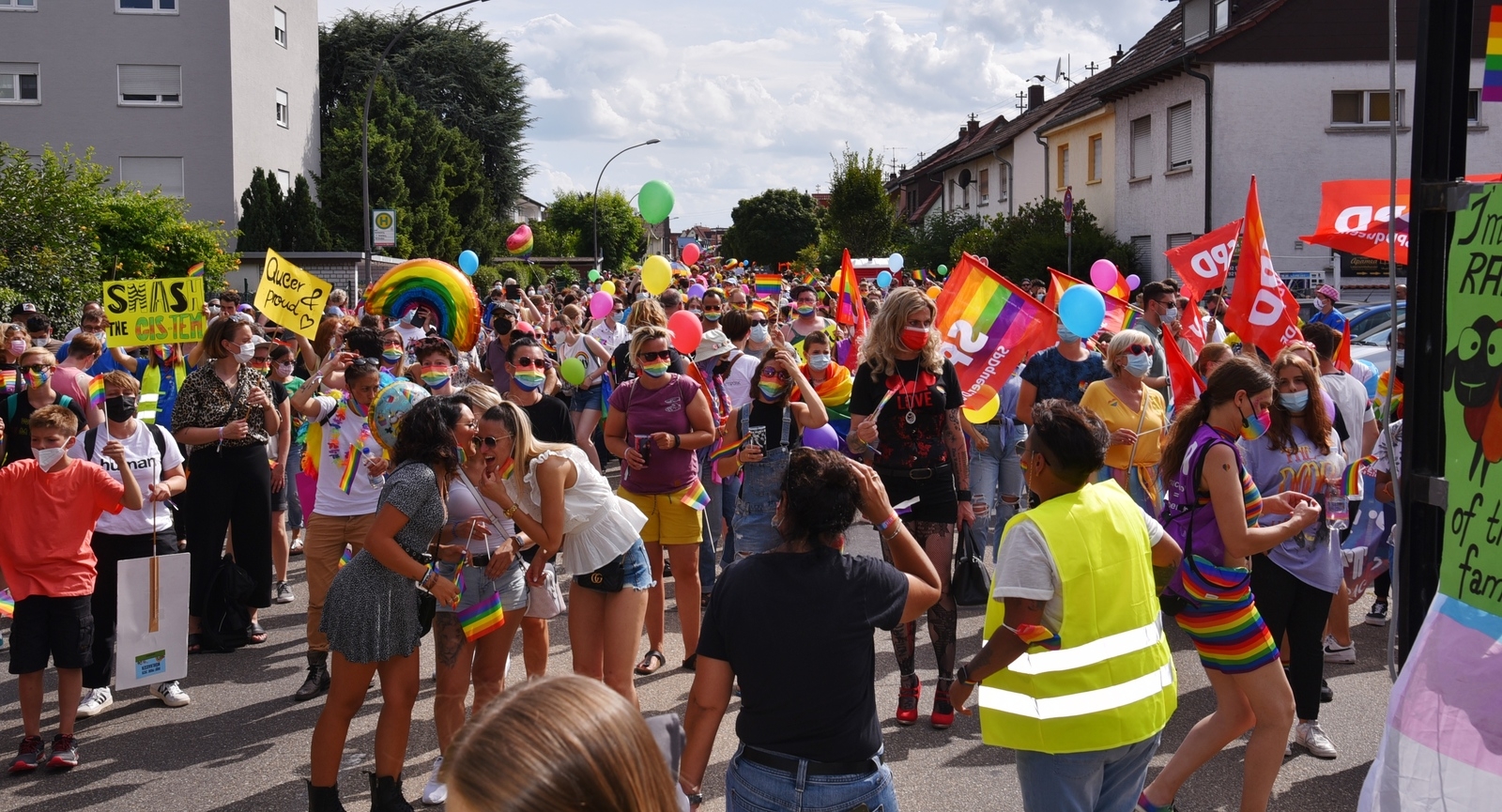 Die Dorfpride zieht durch die Heidelberger Straße.