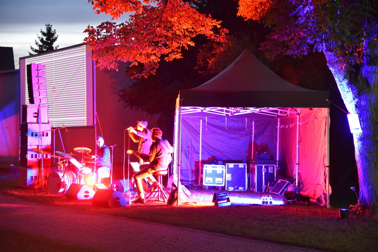 Das Trio macht Musik bis zum Filmbeginn.