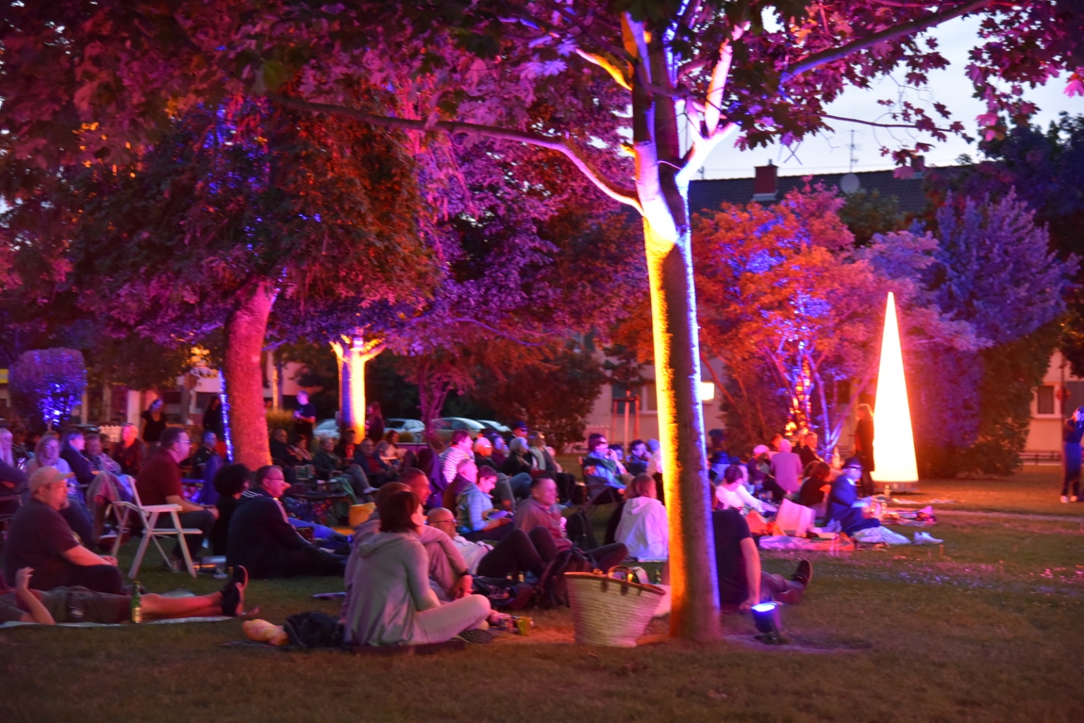 Der Gemeindepark ist dezent beleuchtet.
