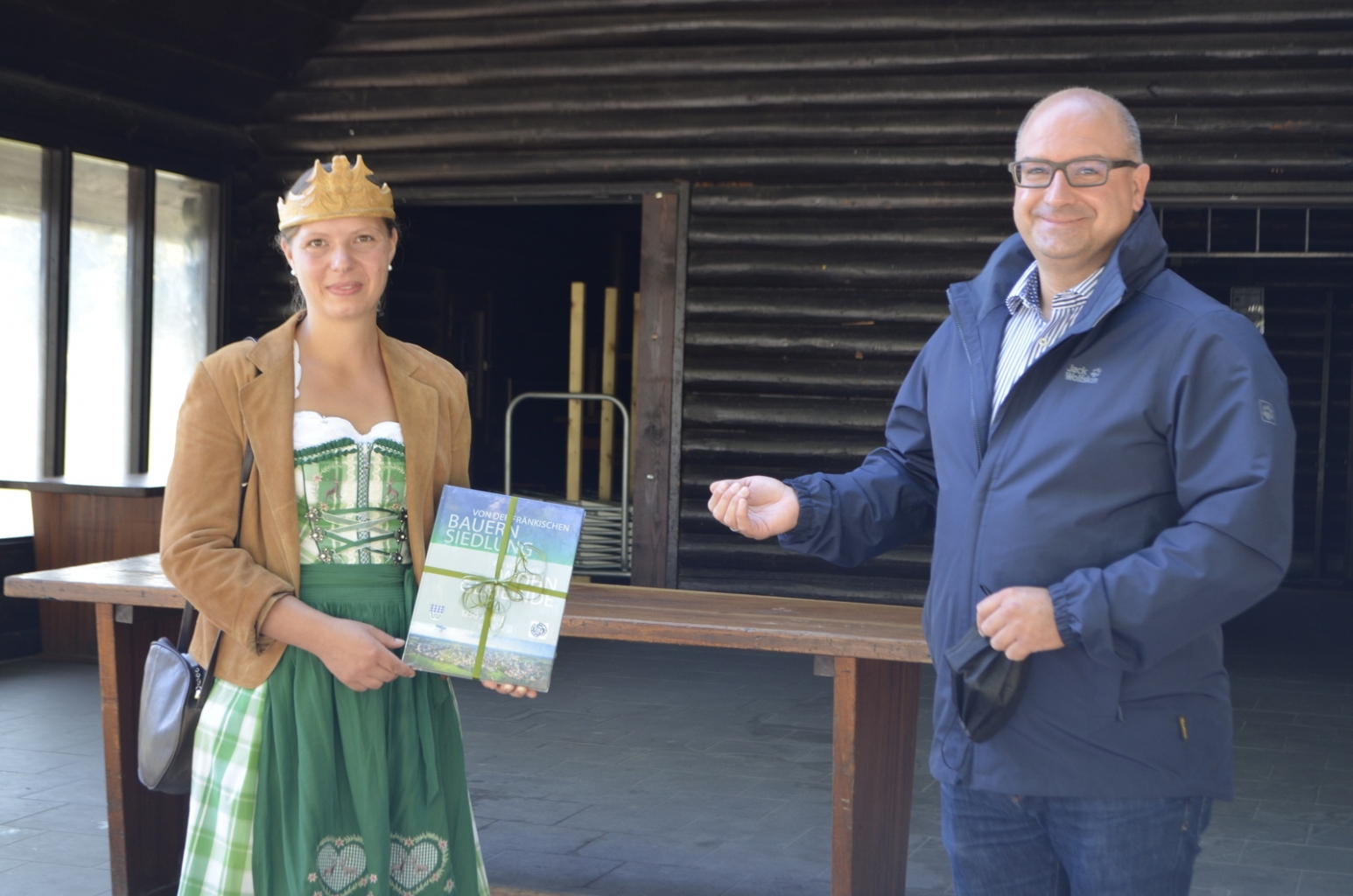 Bürgermeister Jens Geiß mit der Waldkönigin von Baden-Württemberg.